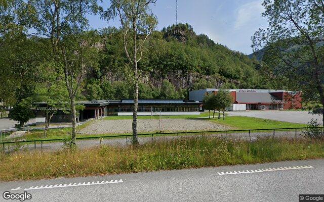 Svelgen Idrettshus – sandvolleyballbane i Bremanger