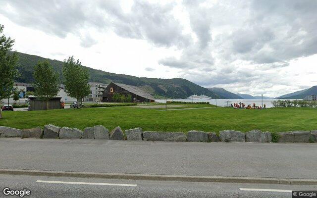 Sagaparken – sandvolleyballbane i Nordfjordeid